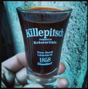 Killepitsch Düsseldorf Kräuterlikör Glas 4cl Peter Busch Likörfabrik 1858