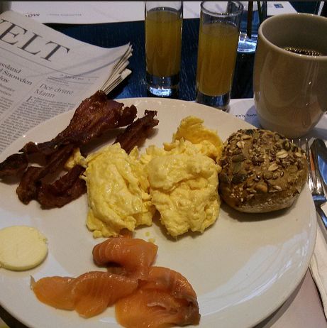 Mövenpick Hotel an der Frankfurt Messe Frühstück Lacks Brötchen Rührei