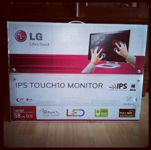 Produkttest LG 23ET83 LED-IPS Touch Monitor Karton
